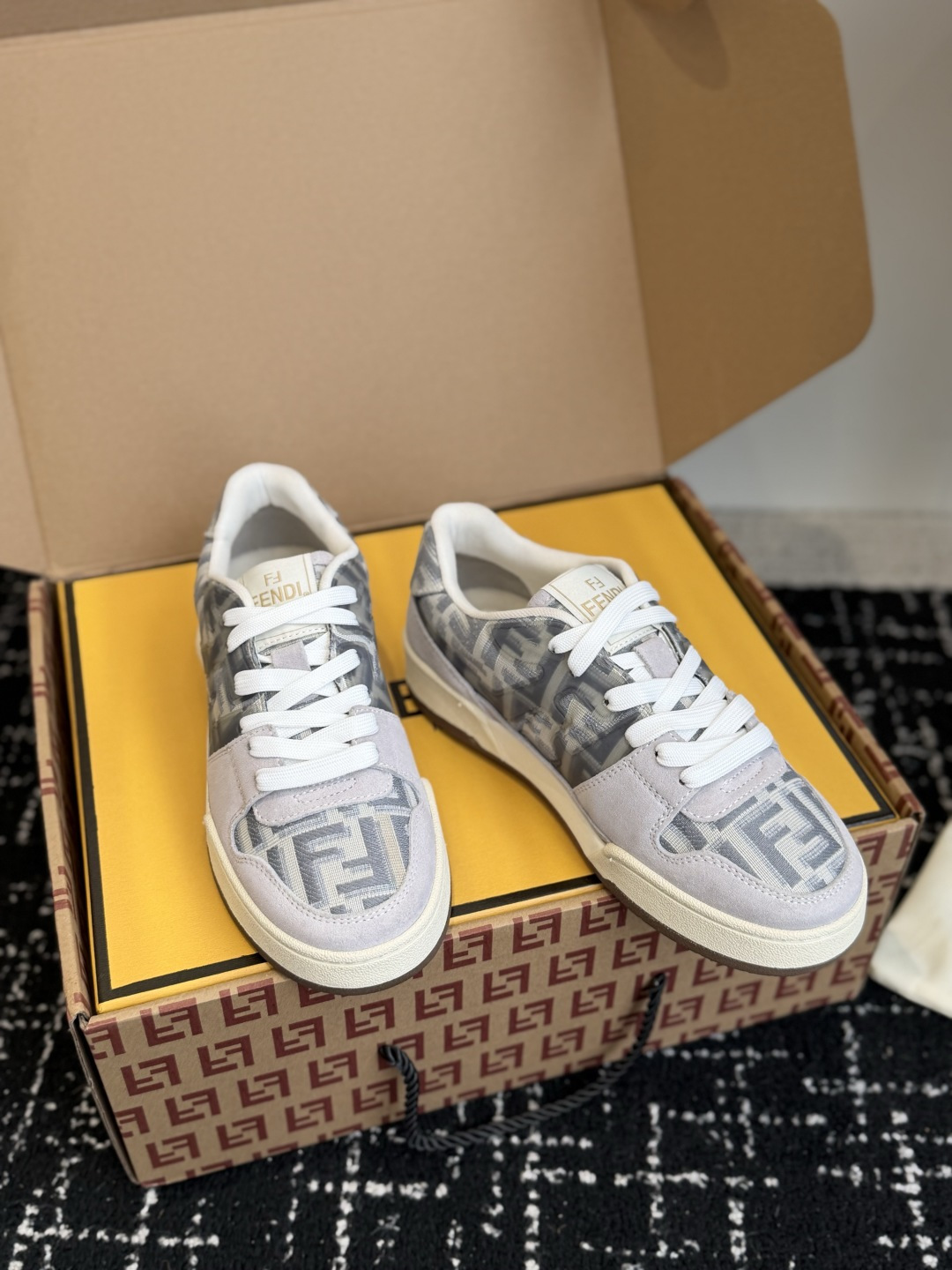 东莞代购级(布+皮) Fendi芬迪爆款系列 情侣款 休闲运动鞋 板鞋 FD match 设计师Kim Jones打造 东莞代购级(布+皮) Fendi芬迪爆款系列 情侣款 休闲运动鞋 板鞋 FD match 设计师Kim Jones打造