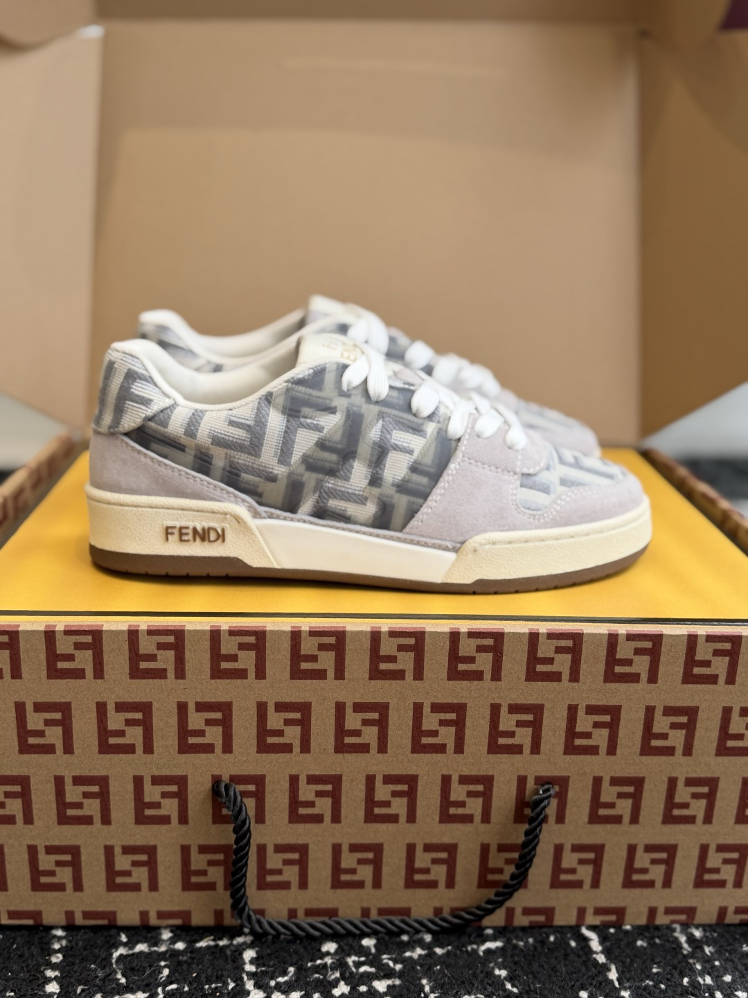东莞代购级(布+皮) Fendi芬迪爆款系列 情侣款 休闲运动鞋 板鞋 FD match 设计师Kim Jones打造 东莞代购级(布+皮) Fendi芬迪爆款系列 情侣款 休闲运动鞋 板鞋 FD match 设计师Kim Jones打造