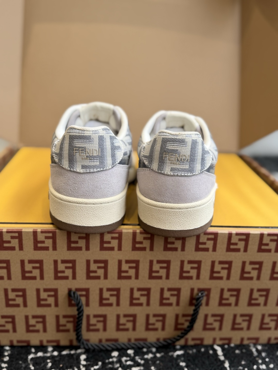 东莞代购级(布+皮) Fendi芬迪爆款系列 情侣款 休闲运动鞋 板鞋 FD match 设计师Kim Jones打造 东莞代购级(布+皮) Fendi芬迪爆款系列 情侣款 休闲运动鞋 板鞋 FD match 设计师Kim Jones打造