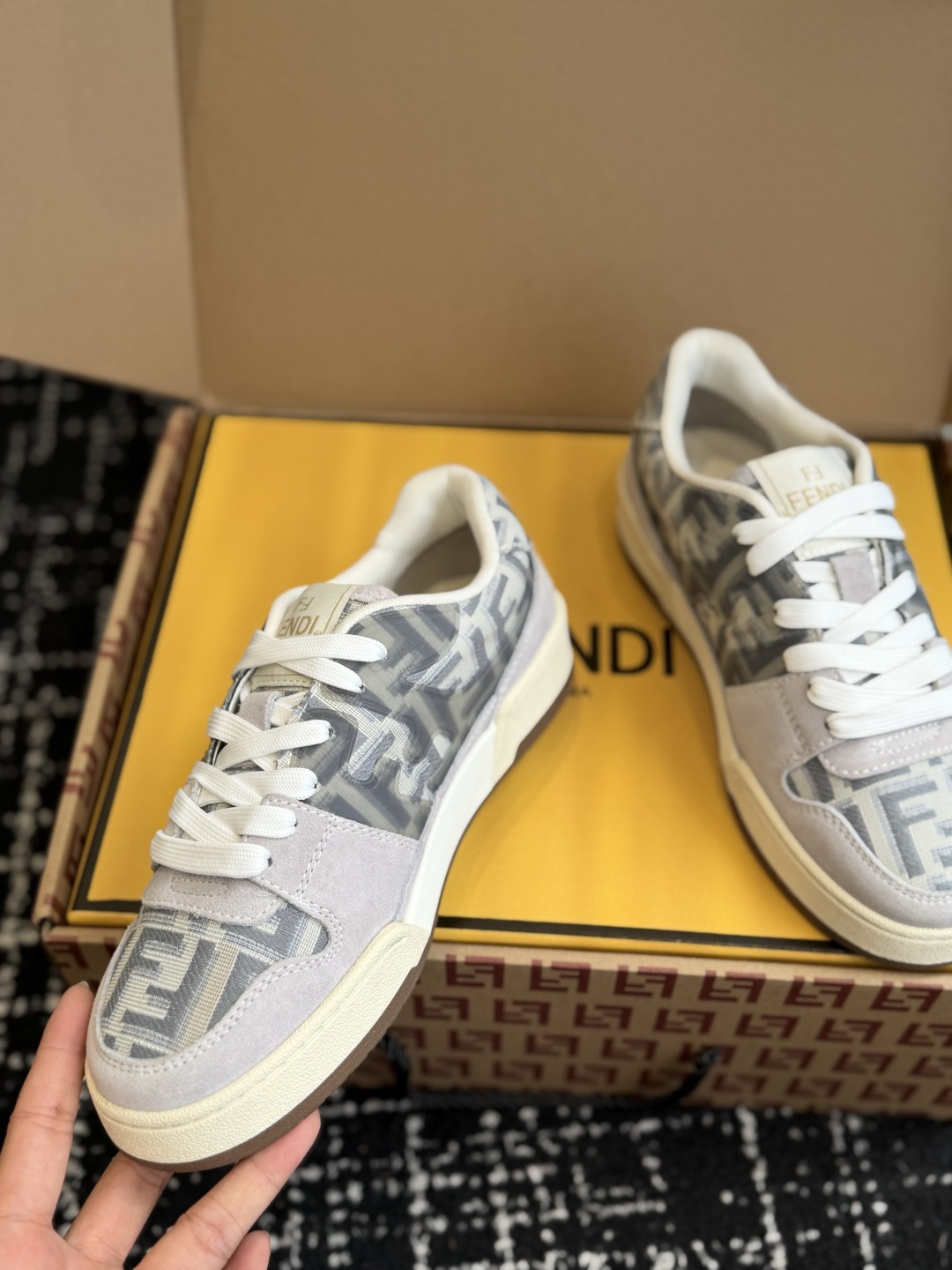 东莞代购级(布+皮) Fendi芬迪爆款系列 情侣款 休闲运动鞋 板鞋 FD match 设计师Kim Jones打造 东莞代购级(布+皮) Fendi芬迪爆款系列 情侣款 休闲运动鞋 板鞋 FD match 设计师Kim Jones打造