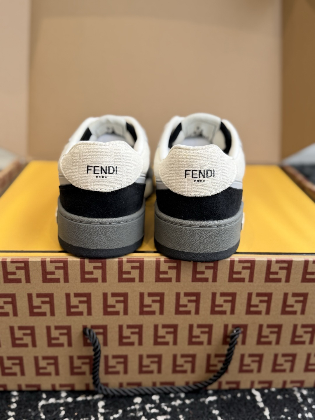 东莞代购级(布+皮) Fendi芬迪爆款系列 情侣款 休闲运动鞋 板鞋 FD match 设计师Kim Jones打造 东莞代购级(布+皮) Fendi芬迪爆款系列 情侣款 休闲运动鞋 板鞋 FD match 设计师Kim Jones打造
