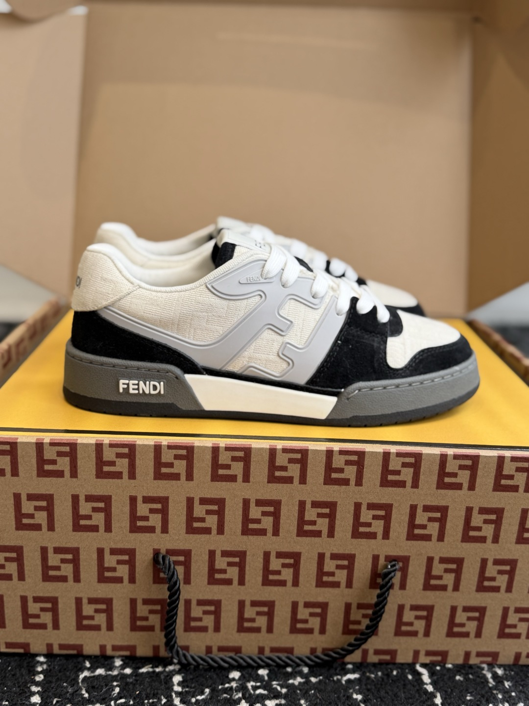 东莞代购级(布+皮) Fendi芬迪爆款系列 情侣款 休闲运动鞋 板鞋 FD match 设计师Kim Jones打造 东莞代购级(布+皮) Fendi芬迪爆款系列 情侣款 休闲运动鞋 板鞋 FD match 设计师Kim Jones打造