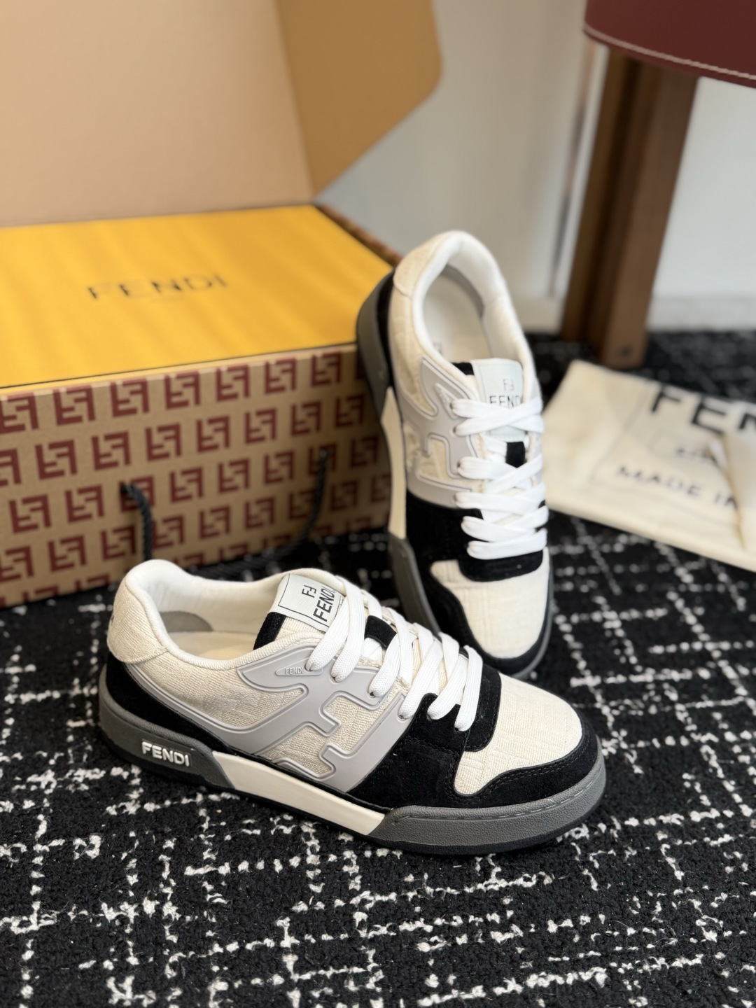 东莞代购级(布+皮) Fendi芬迪爆款系列 情侣款 休闲运动鞋 板鞋 FD match 设计师Kim Jones打造 东莞代购级(布+皮) Fendi芬迪爆款系列 情侣款 休闲运动鞋 板鞋 FD match 设计师Kim Jones打造