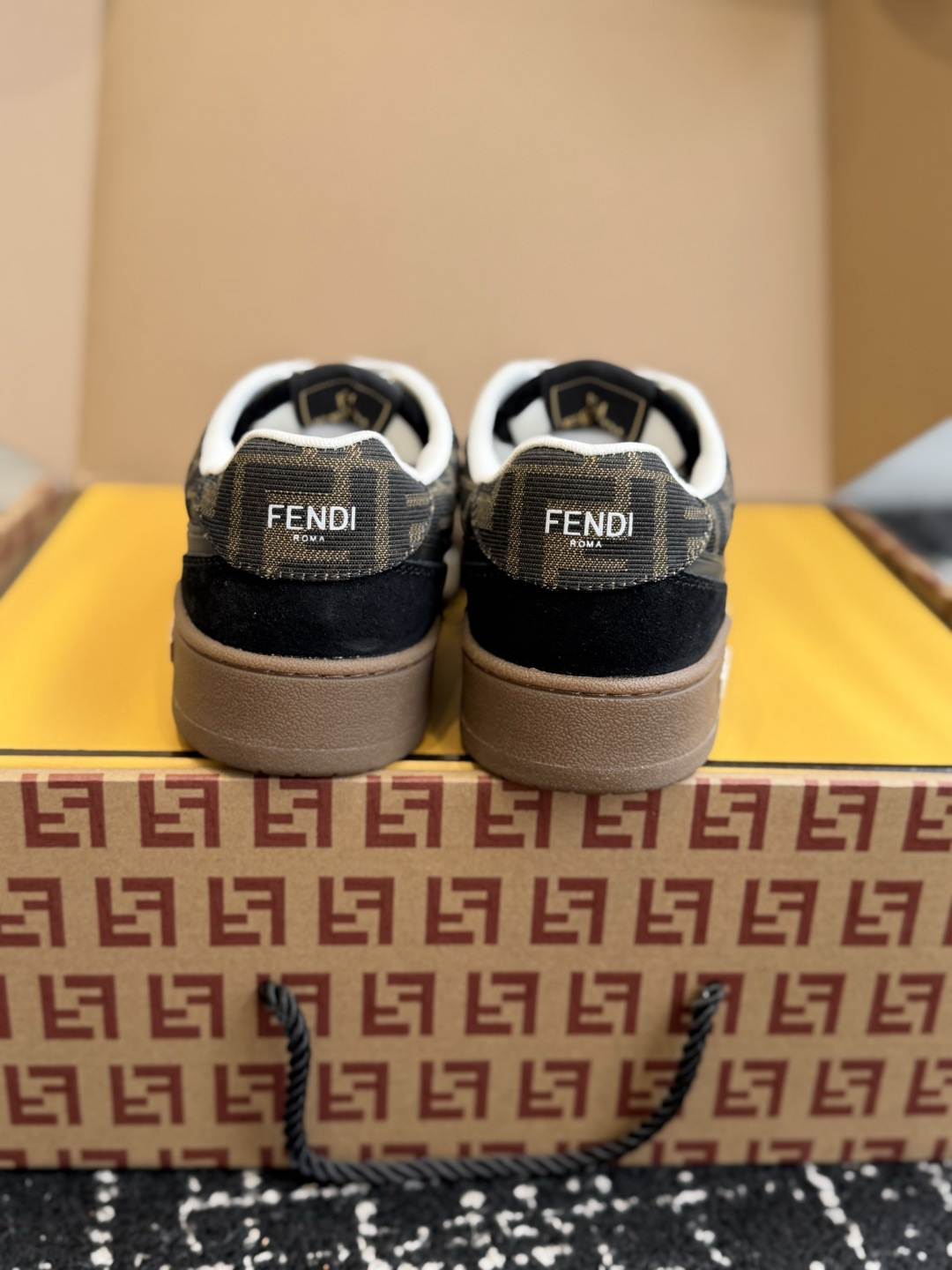 东莞代购级(布+皮) Fendi芬迪爆款系列 情侣款 休闲运动鞋 板鞋 FD match 设计师Kim Jones打造 东莞代购级(布+皮) Fendi芬迪爆款系列 情侣款 休闲运动鞋 板鞋 FD match 设计师Kim Jones打造