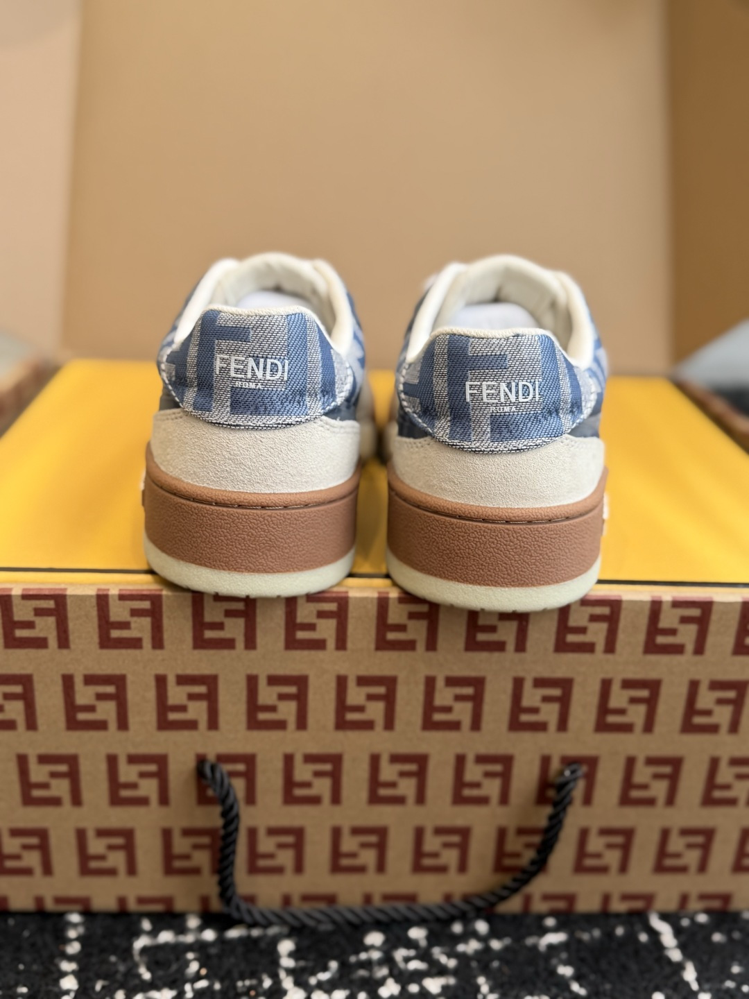 东莞代购级(布+皮) Fendi芬迪爆款系列 情侣款 休闲运动鞋 板鞋 FD match 设计师Kim Jones打造 东莞代购级(布+皮) Fendi芬迪爆款系列 情侣款 休闲运动鞋 板鞋 FD match 设计师Kim Jones打造