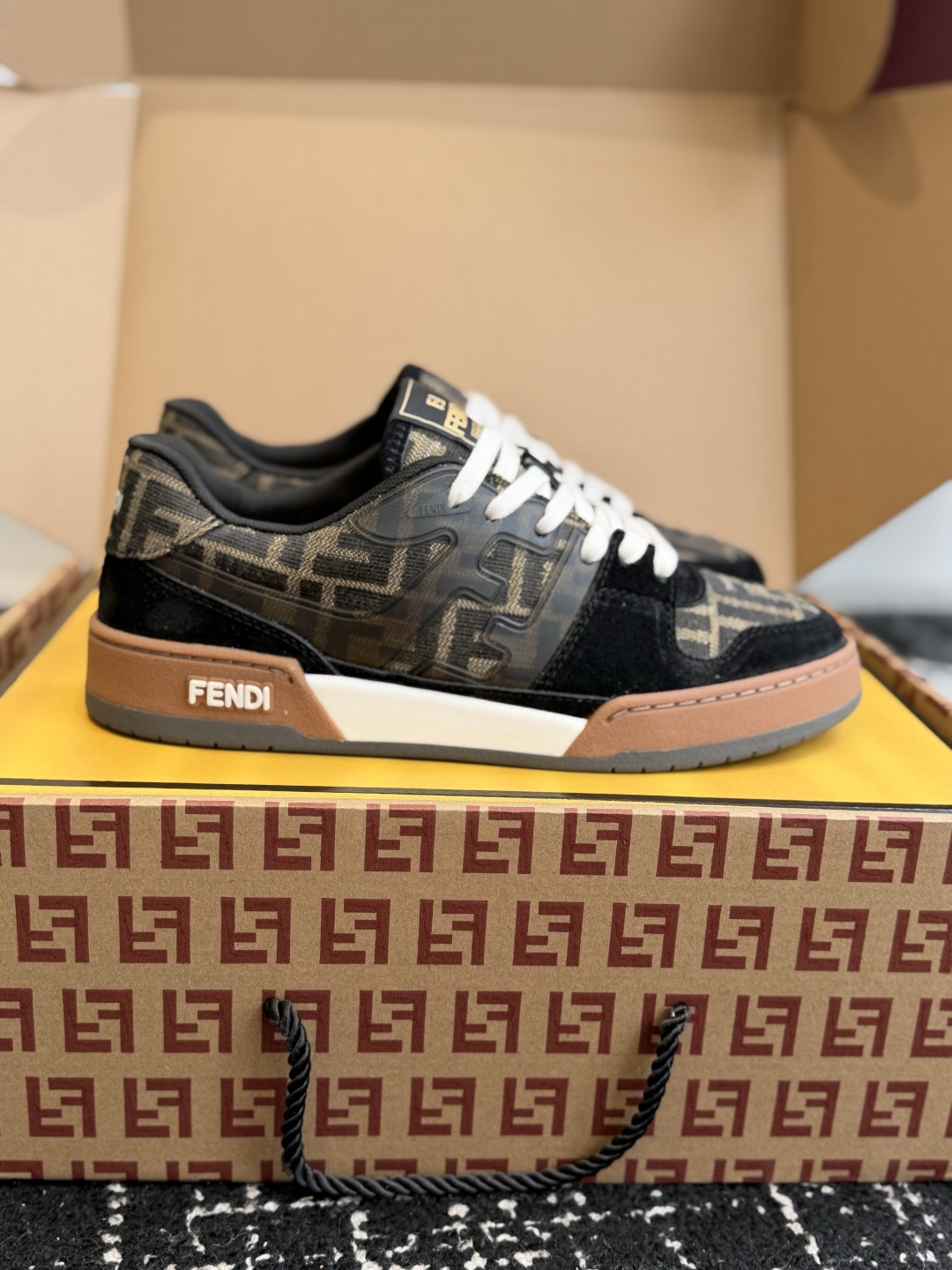 东莞代购级(布+皮) Fendi芬迪爆款系列 情侣款 休闲运动鞋 板鞋 FD match 设计师Kim Jones打造 东莞代购级(布+皮) Fendi芬迪爆款系列 情侣款 休闲运动鞋 板鞋 FD match 设计师Kim Jones打造