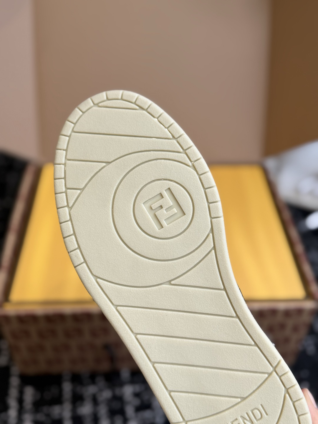 东莞代购级(布+皮) Fendi芬迪爆款系列 情侣款 休闲运动鞋 板鞋 FD match 设计师Kim Jones打造 东莞代购级(布+皮) Fendi芬迪爆款系列 情侣款 休闲运动鞋 板鞋 FD match 设计师Kim Jones打造