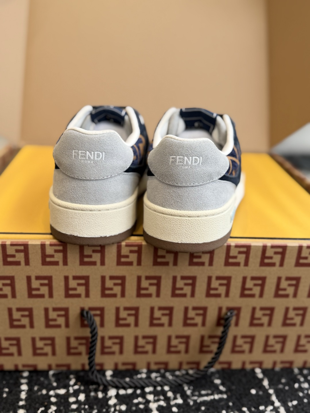 东莞代购级(布+皮) Fendi芬迪爆款系列 情侣款 休闲运动鞋 板鞋 FD match 设计师Kim Jones打造 东莞代购级(布+皮) Fendi芬迪爆款系列 情侣款 休闲运动鞋 板鞋 FD match 设计师Kim Jones打造