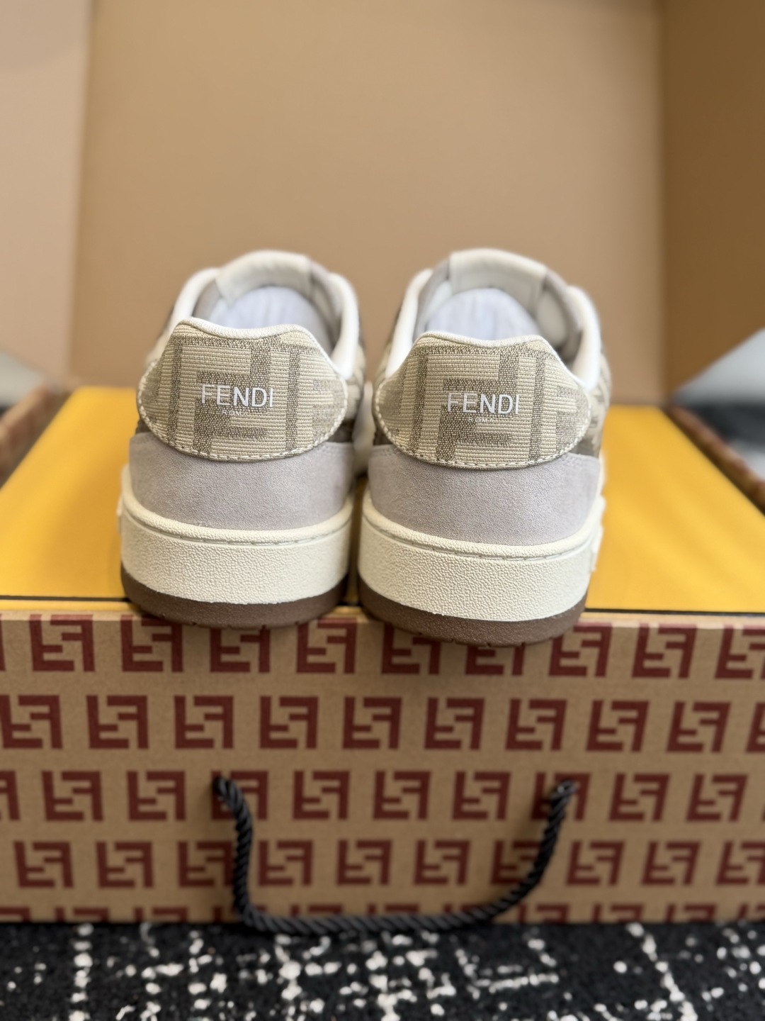 东莞代购级(布+皮) Fendi芬迪爆款系列 情侣款 休闲运动鞋 板鞋 FD match 设计师Kim Jones打造 东莞代购级(布+皮) Fendi芬迪爆款系列 情侣款 休闲运动鞋 板鞋 FD match 设计师Kim Jones打造