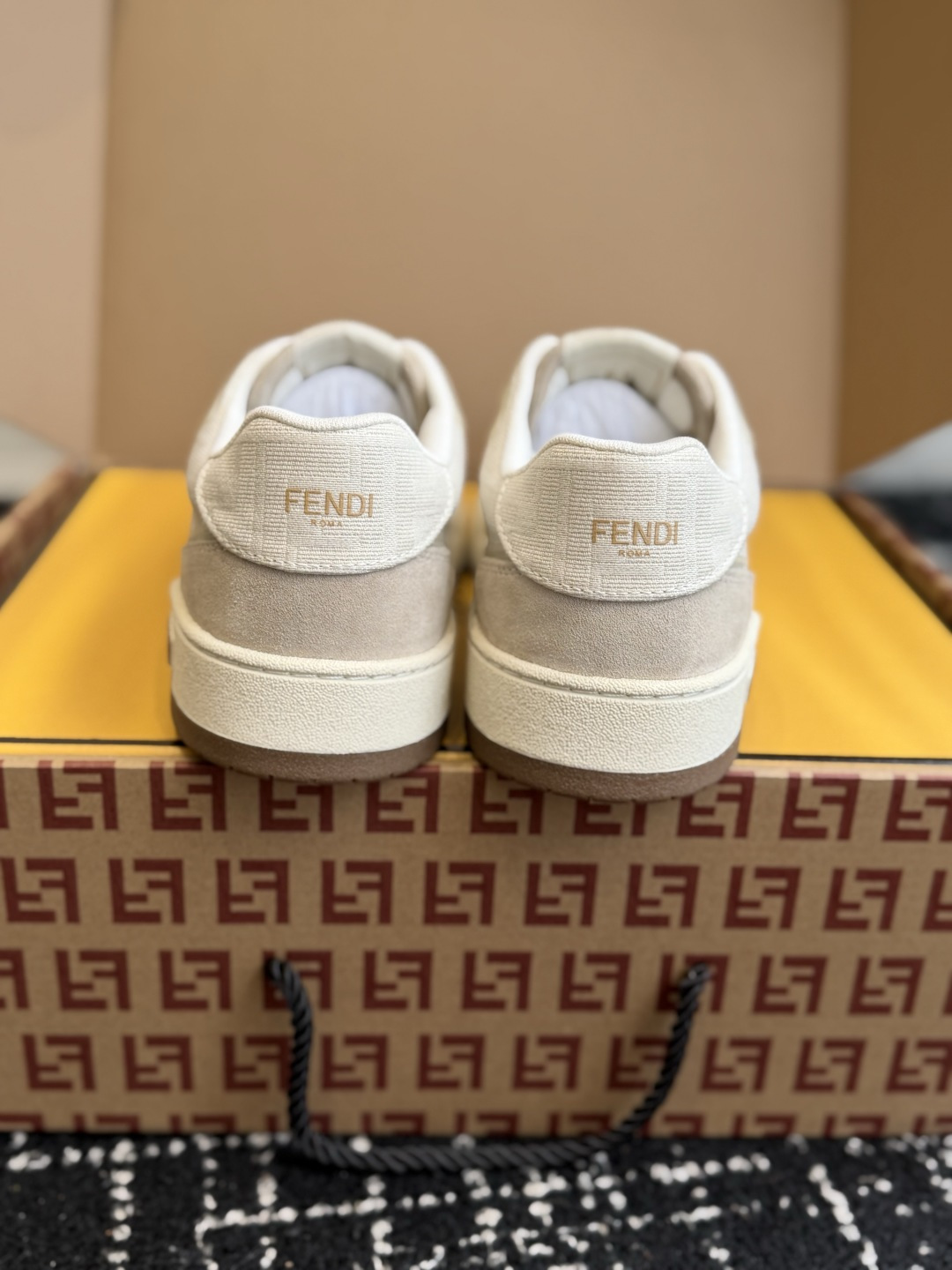 东莞代购级(布+皮) Fendi芬迪爆款系列 情侣款 休闲运动鞋 板鞋 FD match 设计师Kim Jones打造 东莞代购级(布+皮) Fendi芬迪爆款系列 情侣款 休闲运动鞋 板鞋 FD match 设计师Kim Jones打造