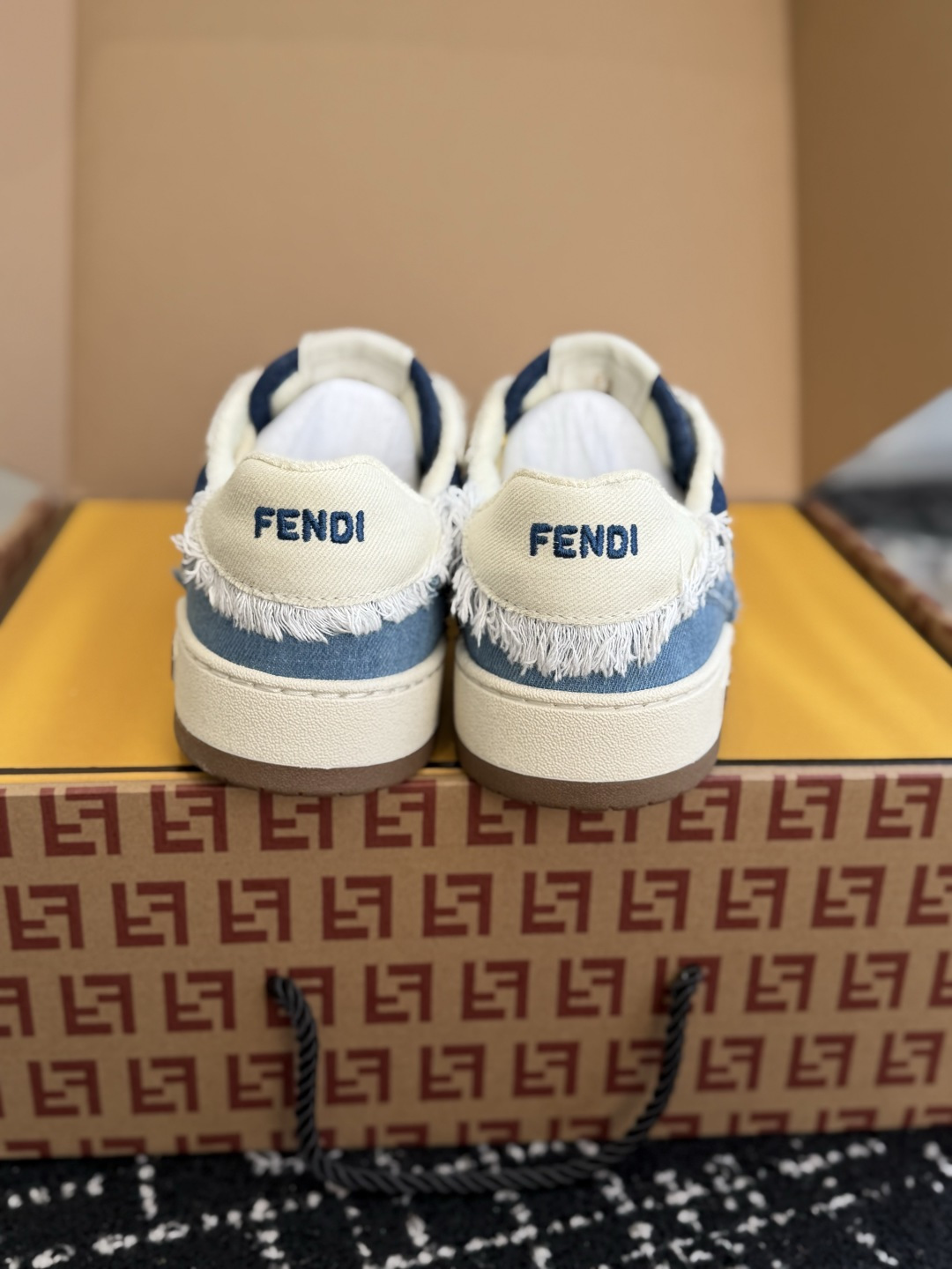 东莞代购级 Fendi芬迪爆款系列 情侣款 休闲运动鞋 板鞋 FD match 设计师Kim Jones打造的首款运动 东莞代购级 Fendi芬迪爆款系列 情侣款 休闲运动鞋 板鞋 FD match 设计师Kim Jones打造的首款运动