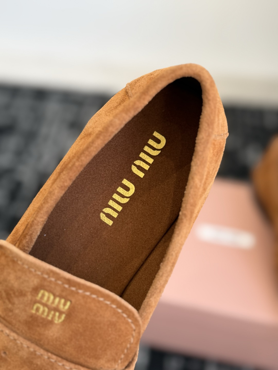 代购级 Miu.miu缪.缪最新款褶皱搭扣乐福鞋超多明星网红种草 复古学院风平底乐福鞋 褶裥元素是整双鞋灵魂 打破传统乐 代购级 Miu.miu缪.缪最新款褶皱搭扣乐福鞋超多明星网红种草 复古学院风平底乐福鞋 褶裥元素是整双鞋灵魂 打破传统乐