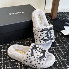 代购级 Chanel 26ss 经典四季双C毛毛拖鞋!这款毛拖真的是真太可爱了~ 柔软蓬松的毛毛,舒服暖脚! 增高显腿长 代购级 Chanel 26ss 经典四季双C毛毛拖鞋!这款毛拖真的是真太可爱了~ 柔软蓬松的毛毛,舒服暖脚! 增高显腿长