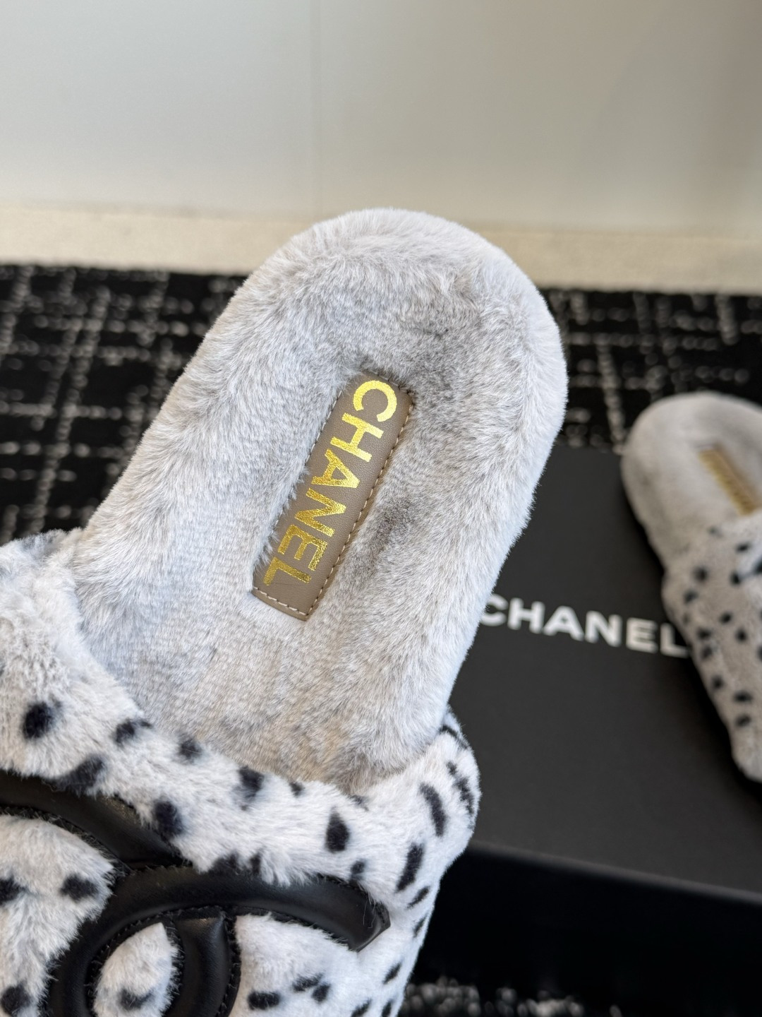 代购级 Chanel 26ss 经典四季双C毛毛拖鞋!这款毛拖真的是真太可爱了~ 柔软蓬松的毛毛,舒服暖脚! 增高显腿长 代购级 Chanel 26ss 经典四季双C毛毛拖鞋!这款毛拖真的是真太可爱了~ 柔软蓬松的毛毛,舒服暖脚! 增高显腿长