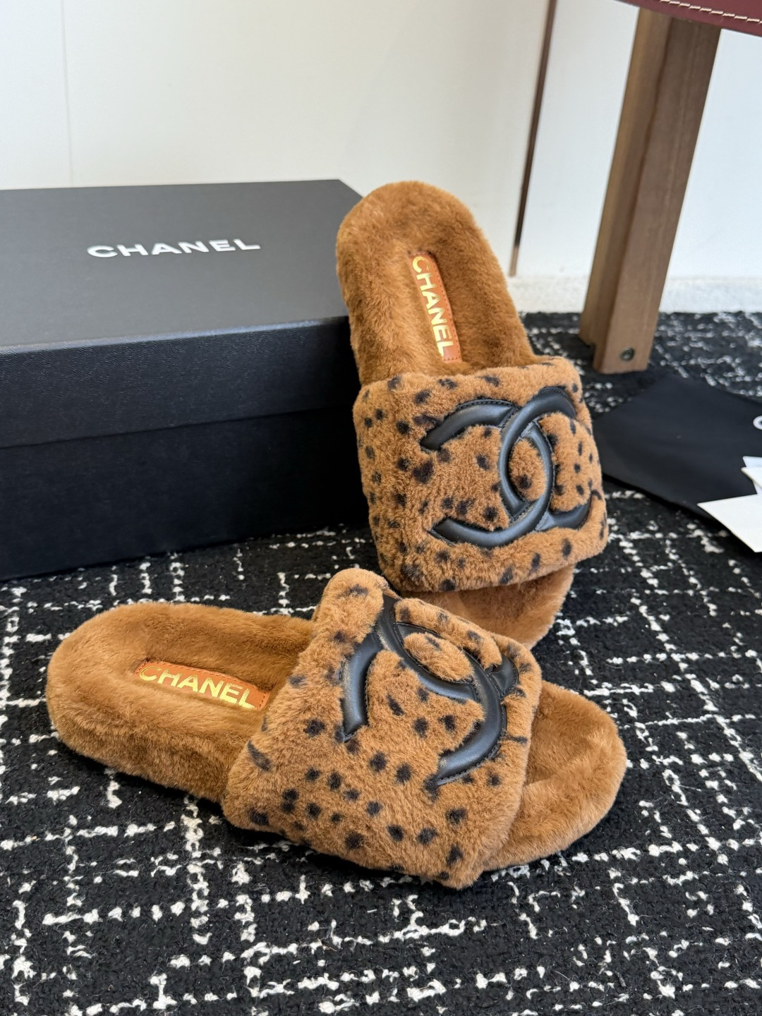 代购级 Chanel 26ss 经典四季双C毛毛拖鞋!这款毛拖真的是真太可爱了~ 柔软蓬松的毛毛,舒服暖脚! 增高显腿长 代购级 Chanel 26ss 经典四季双C毛毛拖鞋!这款毛拖真的是真太可爱了~ 柔软蓬松的毛毛,舒服暖脚! 增高显腿长