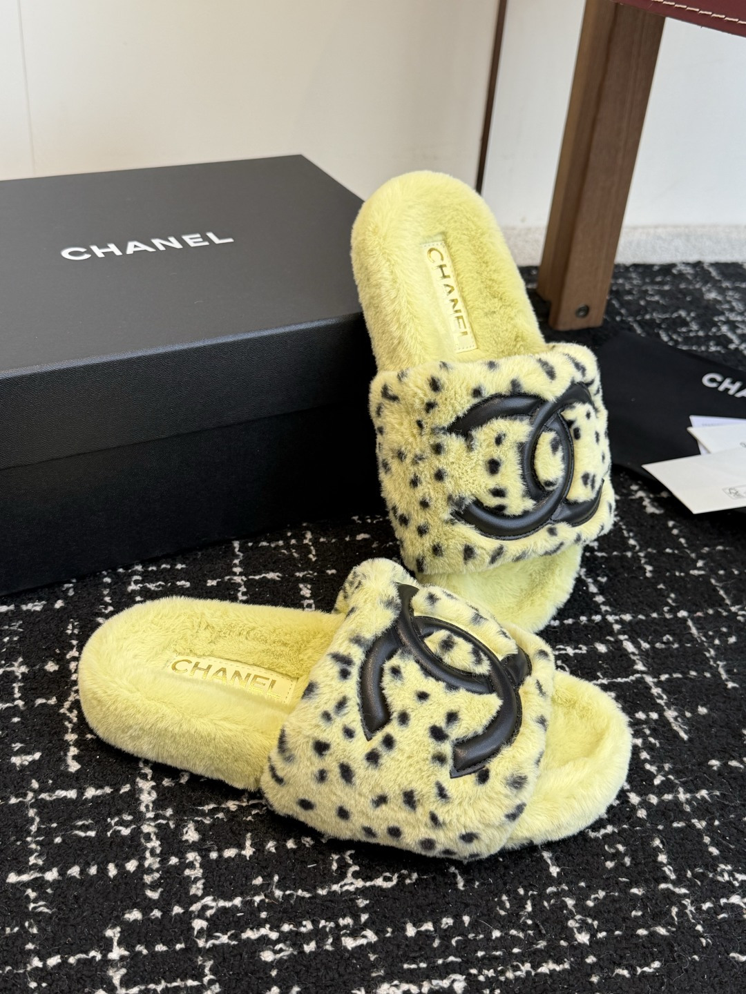 代购级 Chanel 26ss 经典四季双C毛毛拖鞋!这款毛拖真的是真太可爱了~ 柔软蓬松的毛毛,舒服暖脚! 增高显腿长 代购级 Chanel 26ss 经典四季双C毛毛拖鞋!这款毛拖真的是真太可爱了~ 柔软蓬松的毛毛,舒服暖脚! 增高显腿长