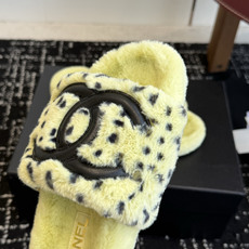 代购级 Chanel 26ss 经典四季双C毛毛拖鞋!这款毛拖真的是真太可爱了~ 柔软蓬松的毛毛,舒服暖脚! 增高显腿长 代购级 Chanel 26ss 经典四季双C毛毛拖鞋!这款毛拖真的是真太可爱了~ 柔软蓬松的毛毛,舒服暖脚! 增高显腿长