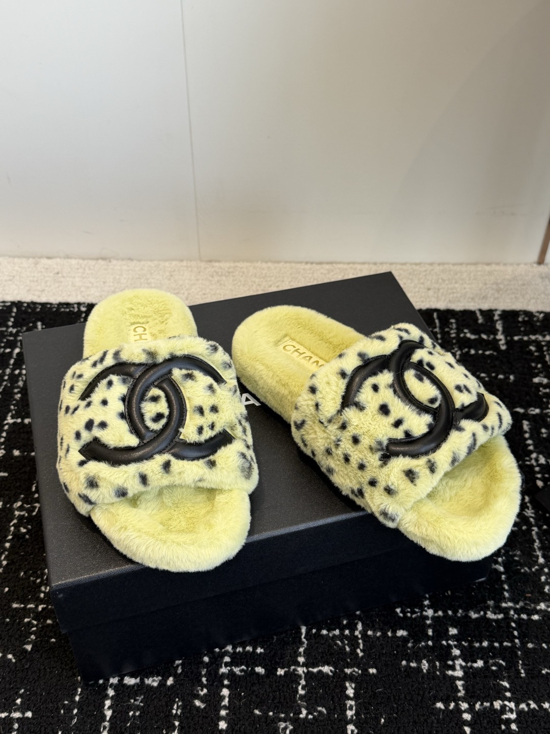 代购级 Chanel 26ss 经典四季双C毛毛拖鞋!这款毛拖真的是真太可爱了~ 柔软蓬松的毛毛,舒服暖脚! 增高显腿长 代购级 Chanel 26ss 经典四季双C毛毛拖鞋!这款毛拖真的是真太可爱了~ 柔软蓬松的毛毛,舒服暖脚! 增高显腿长