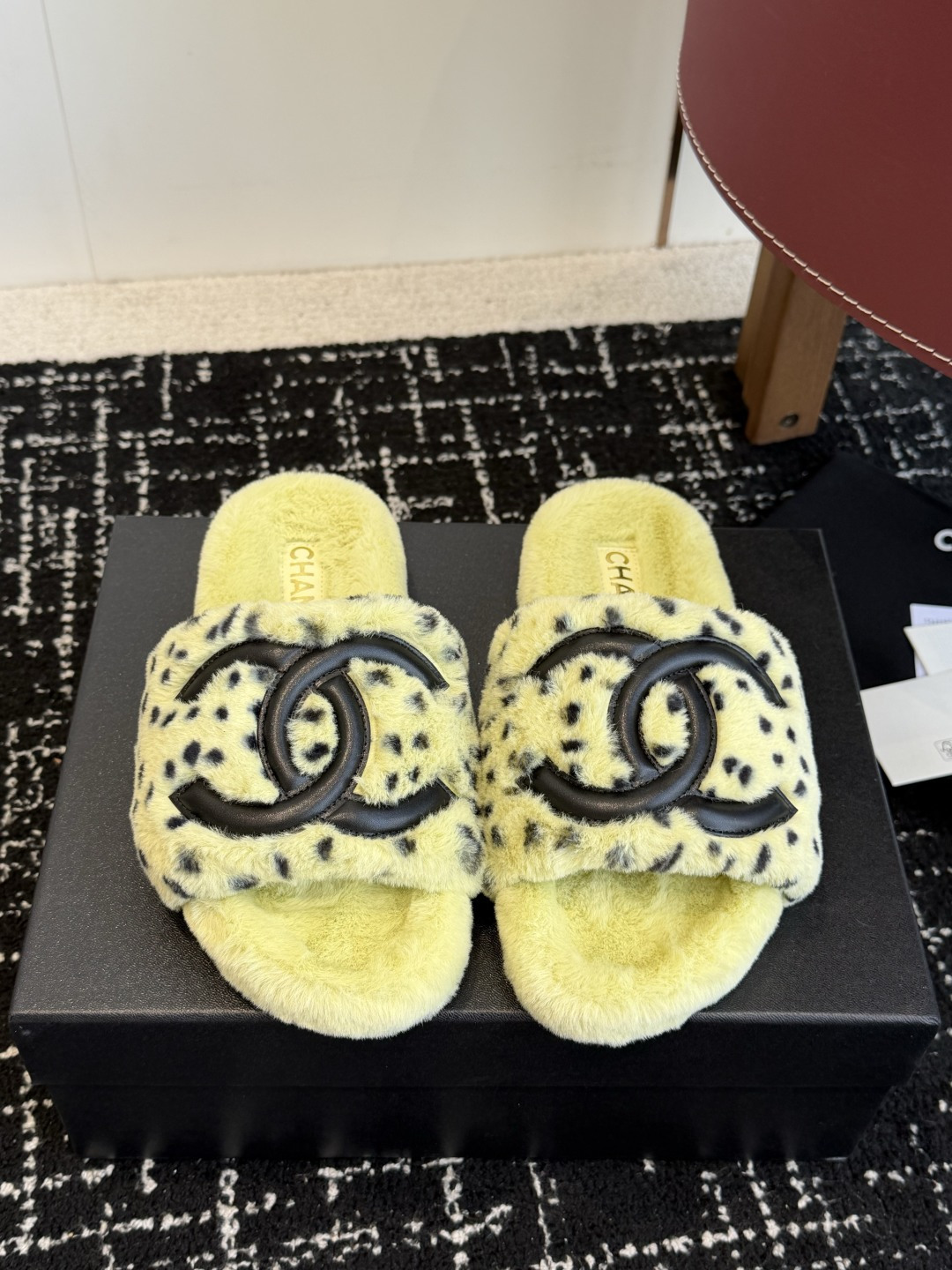 代购级 Chanel 26ss 经典四季双C毛毛拖鞋！这款毛拖真的是真太可爱了～ 柔软蓬松的毛毛，舒服暖脚! 增高显腿长