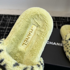 代购级 Chanel 26ss 经典四季双C毛毛拖鞋!这款毛拖真的是真太可爱了~ 柔软蓬松的毛毛,舒服暖脚! 增高显腿长 代购级 Chanel 26ss 经典四季双C毛毛拖鞋!这款毛拖真的是真太可爱了~ 柔软蓬松的毛毛,舒服暖脚! 增高显腿长