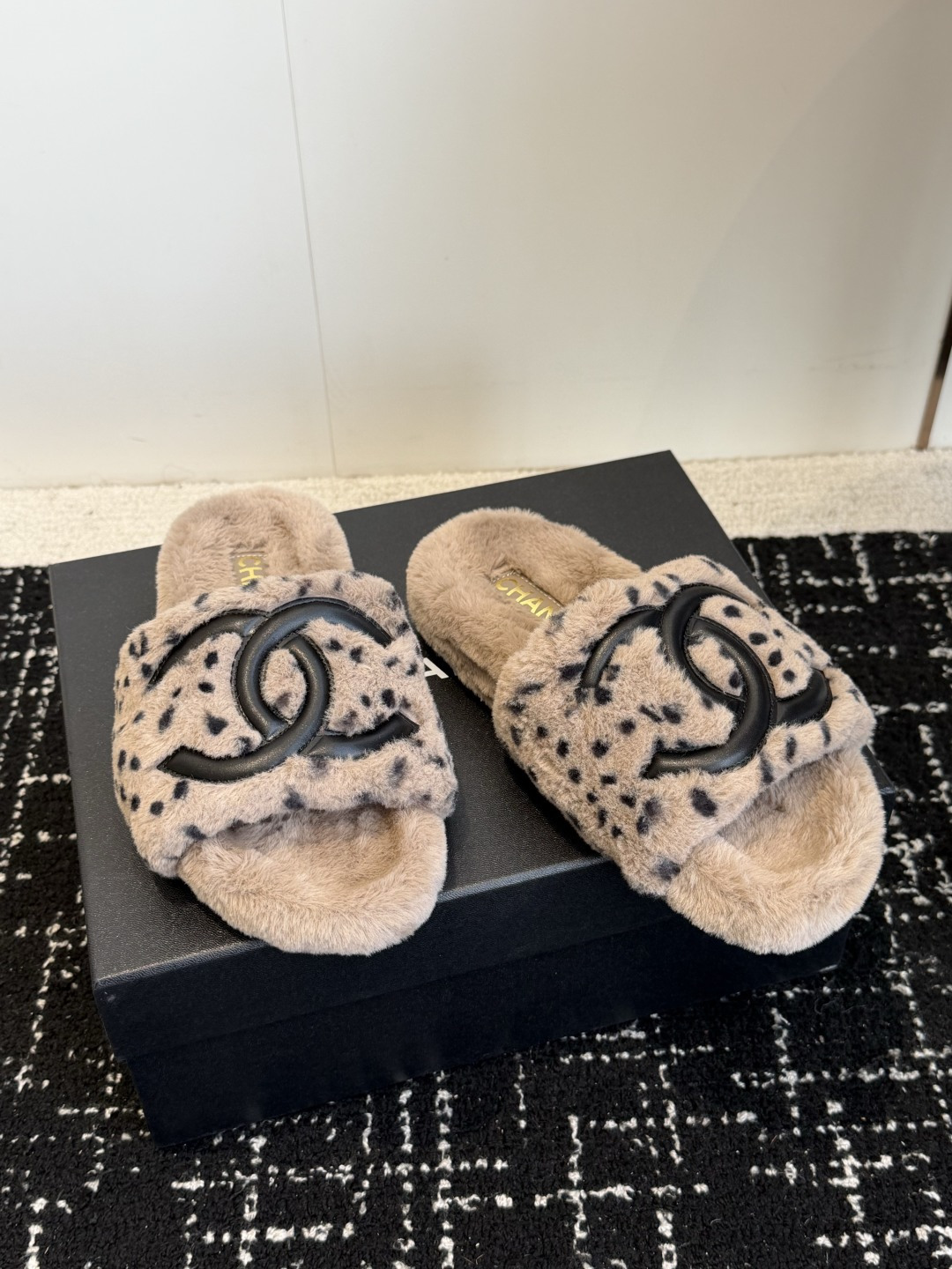 代购级 Chanel 26ss 经典四季双C毛毛拖鞋!这款毛拖真的是真太可爱了~ 柔软蓬松的毛毛,舒服暖脚! 增高显腿长 代购级 Chanel 26ss 经典四季双C毛毛拖鞋!这款毛拖真的是真太可爱了~ 柔软蓬松的毛毛,舒服暖脚! 增高显腿长