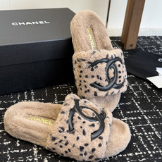 代购级 Chanel 26ss 经典四季双C毛毛拖鞋!这款毛拖真的是真太可爱了~ 柔软蓬松的毛毛,舒服暖脚! 增高显腿长 代购级 Chanel 26ss 经典四季双C毛毛拖鞋!这款毛拖真的是真太可爱了~ 柔软蓬松的毛毛,舒服暖脚! 增高显腿长