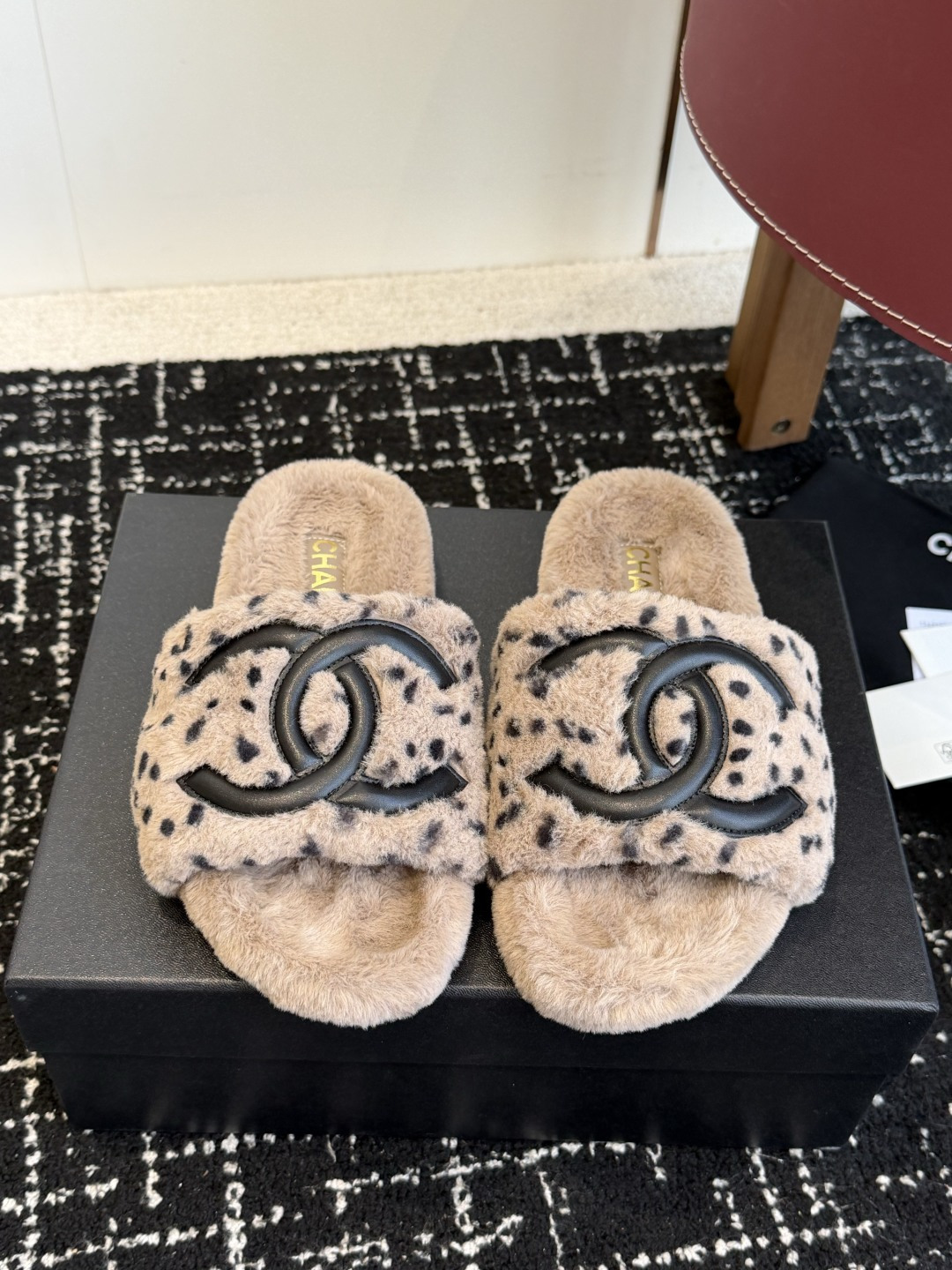 代购级 Chanel 26ss 经典四季双C毛毛拖鞋！这款毛拖真的是真太可爱了～ 柔软蓬松的毛毛，舒服暖脚! 增高显腿长