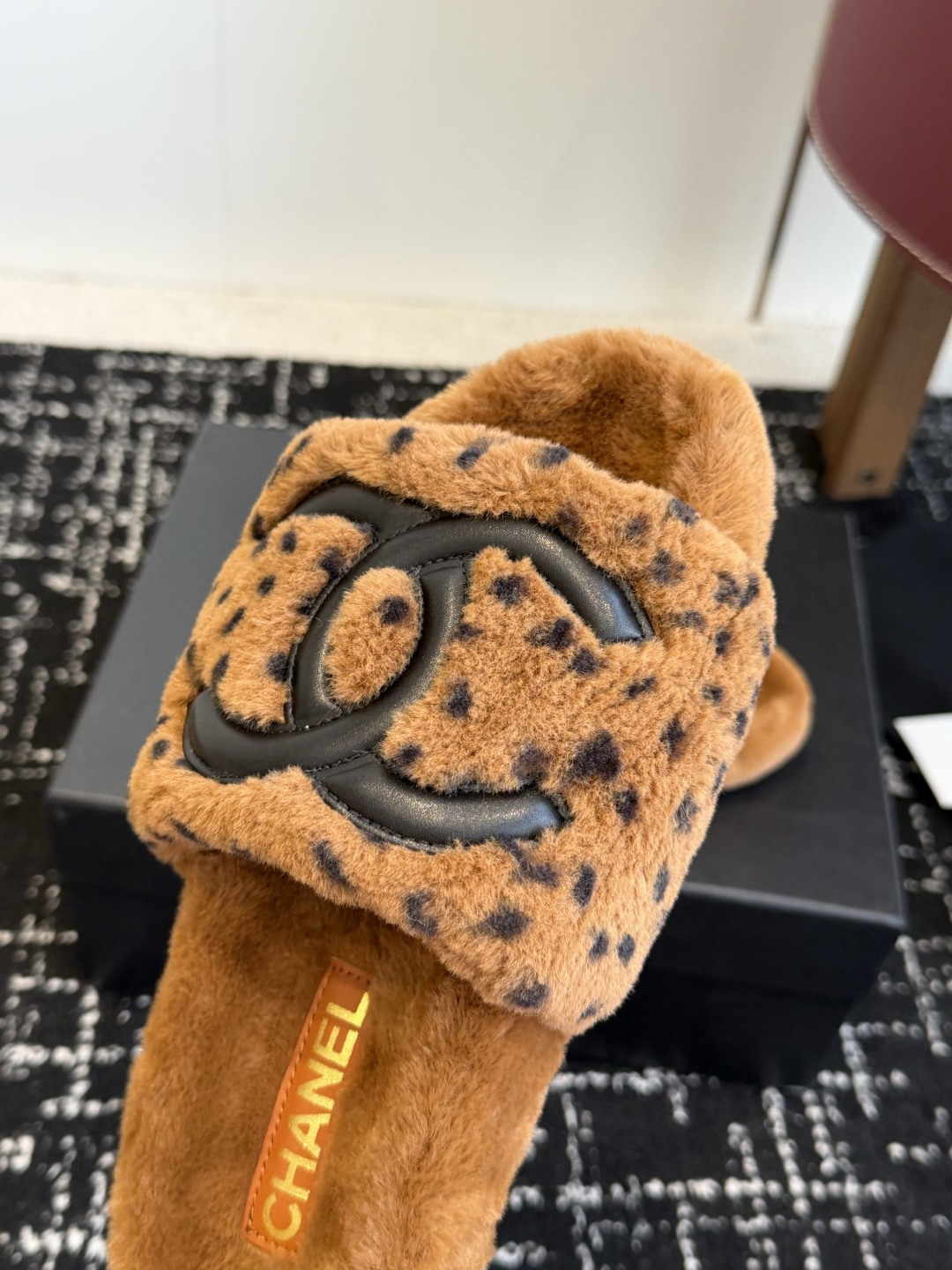 代购级 Chanel 26ss 经典四季双C毛毛拖鞋!这款毛拖真的是真太可爱了~ 柔软蓬松的毛毛,舒服暖脚! 增高显腿长 代购级 Chanel 26ss 经典四季双C毛毛拖鞋!这款毛拖真的是真太可爱了~ 柔软蓬松的毛毛,舒服暖脚! 增高显腿长