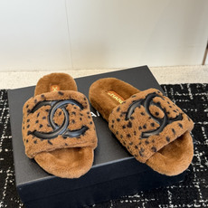 代购级 Chanel 26ss 经典四季双C毛毛拖鞋!这款毛拖真的是真太可爱了~ 柔软蓬松的毛毛,舒服暖脚! 增高显腿长 代购级 Chanel 26ss 经典四季双C毛毛拖鞋!这款毛拖真的是真太可爱了~ 柔软蓬松的毛毛,舒服暖脚! 增高显腿长