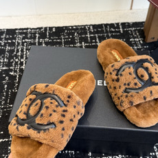 代购级 Chanel 26ss 经典四季双C毛毛拖鞋!这款毛拖真的是真太可爱了~ 柔软蓬松的毛毛,舒服暖脚! 增高显腿长 代购级 Chanel 26ss 经典四季双C毛毛拖鞋!这款毛拖真的是真太可爱了~ 柔软蓬松的毛毛,舒服暖脚! 增高显腿长