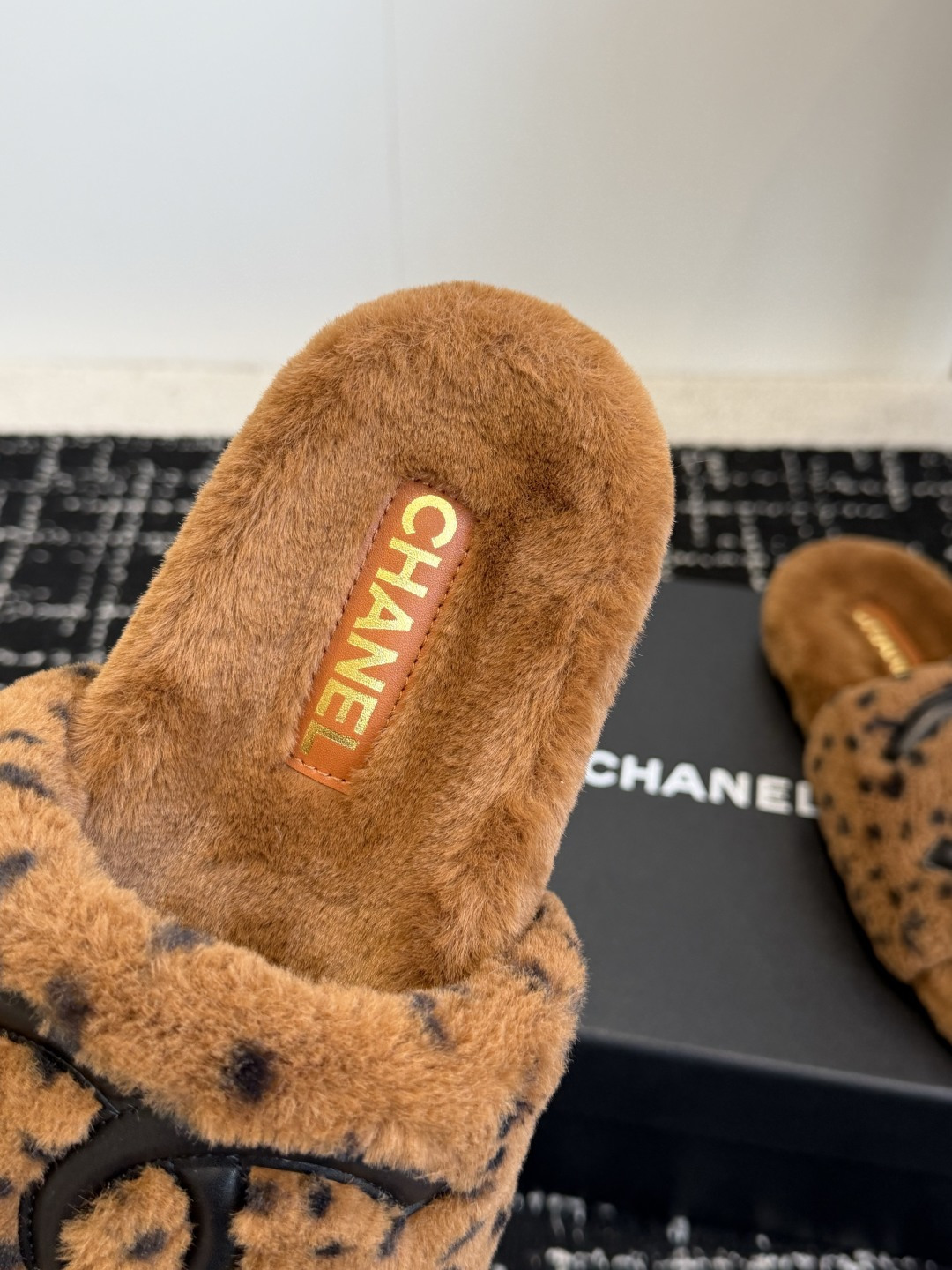 代购级 Chanel 26ss 经典四季双C毛毛拖鞋!这款毛拖真的是真太可爱了~ 柔软蓬松的毛毛,舒服暖脚! 增高显腿长 代购级 Chanel 26ss 经典四季双C毛毛拖鞋!这款毛拖真的是真太可爱了~ 柔软蓬松的毛毛,舒服暖脚! 增高显腿长