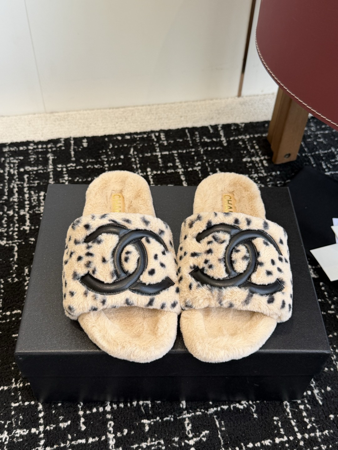 代购级 Chanel 26ss 经典四季双C毛毛拖鞋！这款毛拖真的是真太可爱了～ 柔软蓬松的毛毛，舒服暖脚! 增高显腿长