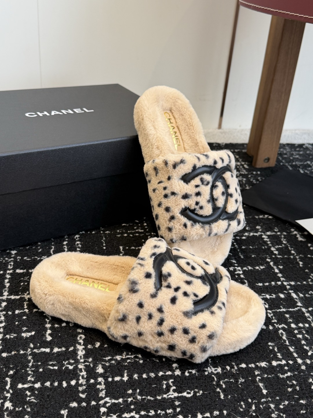 代购级 Chanel 26ss 经典四季双C毛毛拖鞋！这款毛拖真的是真太可爱了～ 柔软蓬松的毛毛，舒服暖脚! 增高显腿长