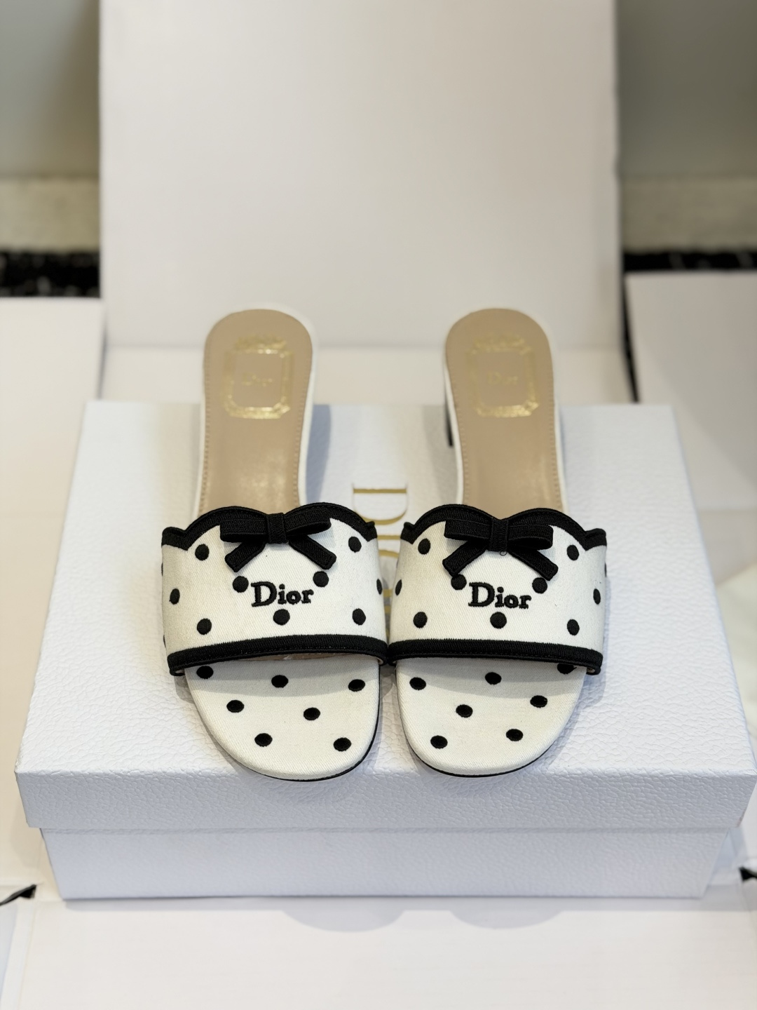 东莞代购级 DIOR 迪奥新品编织袋电绣凉拖  休闲度假风 夏日必入搭配单品  面料：立体刺绣 飞织 内里：垫脚羊皮 跟