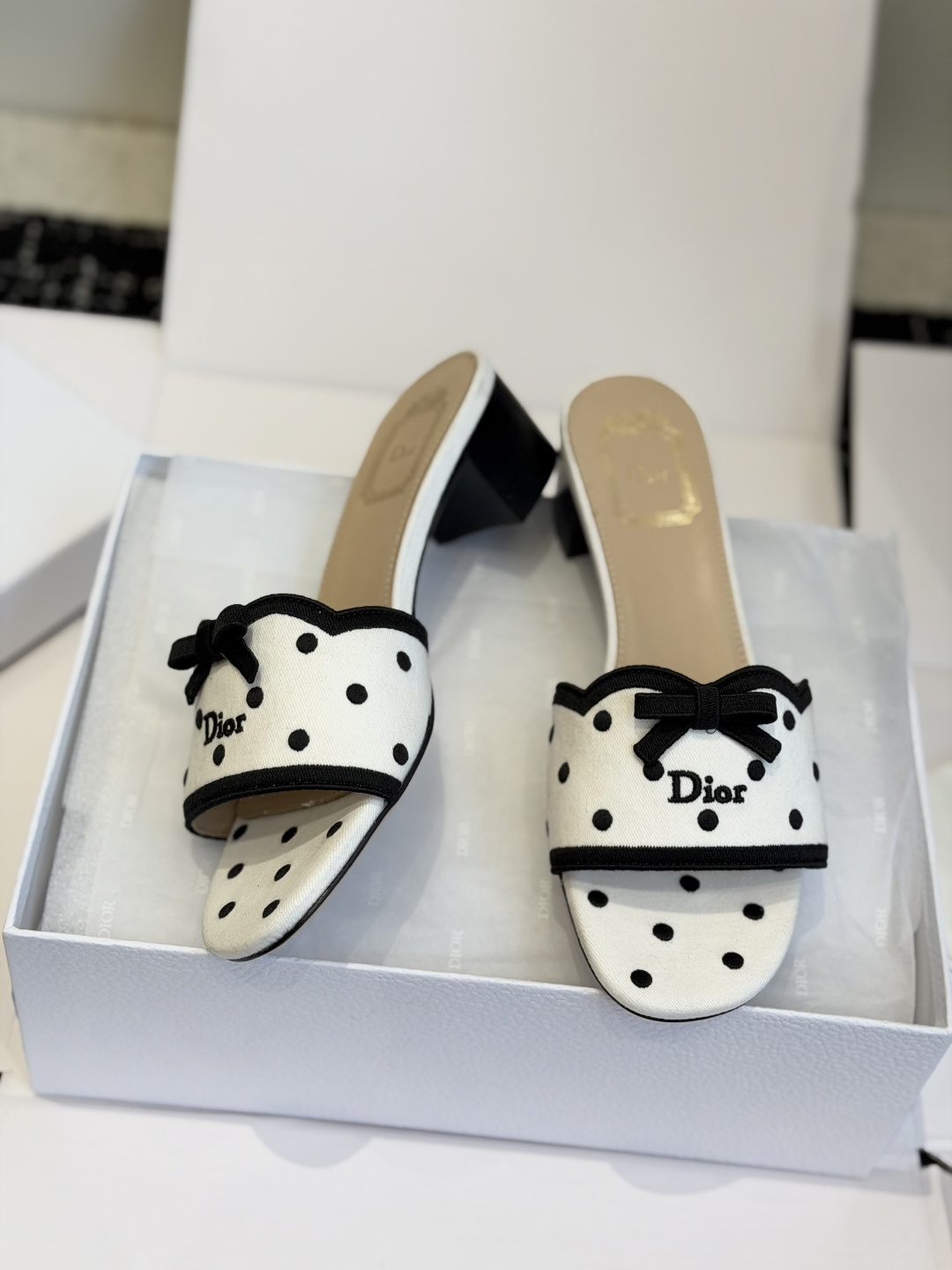 东莞代购级 DIOR 迪奥新品编织袋电绣凉拖 休闲度假风 夏日必入搭配单品 面料:立体刺绣 飞织 内里:垫脚羊皮 跟 东莞代购级 DIOR 迪奥新品编织袋电绣凉拖 休闲度假风 夏日必入搭配单品 面料:立体刺绣 飞织 内里:垫脚羊皮 跟