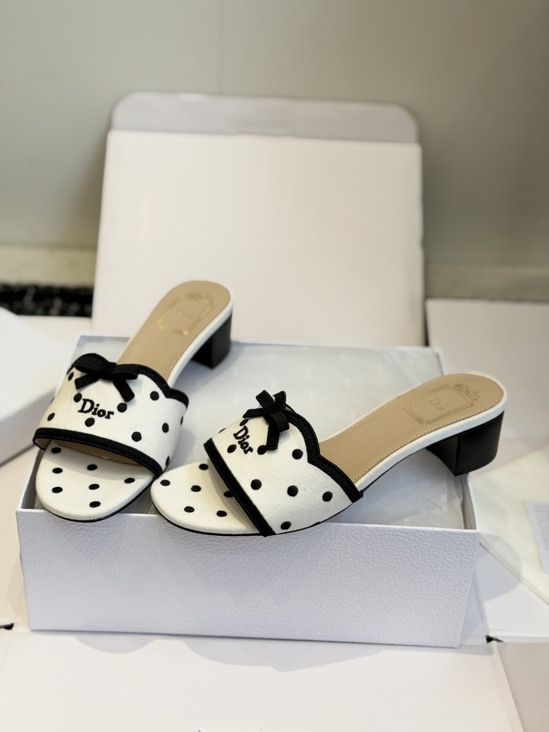 东莞代购级 DIOR 迪奥新品编织袋电绣凉拖 休闲度假风 夏日必入搭配单品 面料:立体刺绣 飞织 内里:垫脚羊皮 跟 东莞代购级 DIOR 迪奥新品编织袋电绣凉拖 休闲度假风 夏日必入搭配单品 面料:立体刺绣 飞织 内里:垫脚羊皮 跟