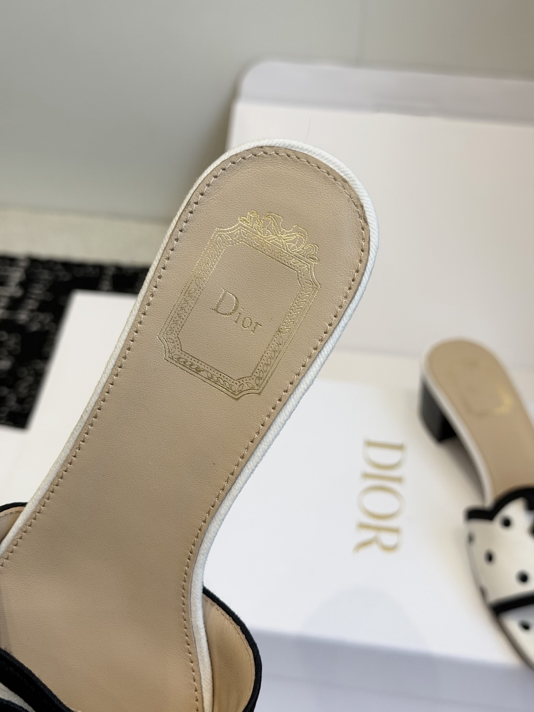 东莞代购级 DIOR 迪奥新品编织袋电绣凉拖 休闲度假风 夏日必入搭配单品 面料:立体刺绣 飞织 内里:垫脚羊皮 跟 东莞代购级 DIOR 迪奥新品编织袋电绣凉拖 休闲度假风 夏日必入搭配单品 面料:立体刺绣 飞织 内里:垫脚羊皮 跟