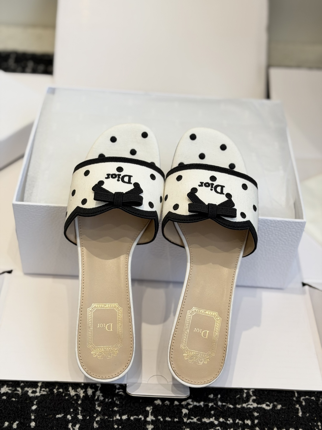 东莞代购级 DIOR 迪奥新品编织袋电绣凉拖 休闲度假风 夏日必入搭配单品 面料:立体刺绣 飞织 内里:垫脚羊皮 跟 东莞代购级 DIOR 迪奥新品编织袋电绣凉拖 休闲度假风 夏日必入搭配单品 面料:立体刺绣 飞织 内里:垫脚羊皮 跟