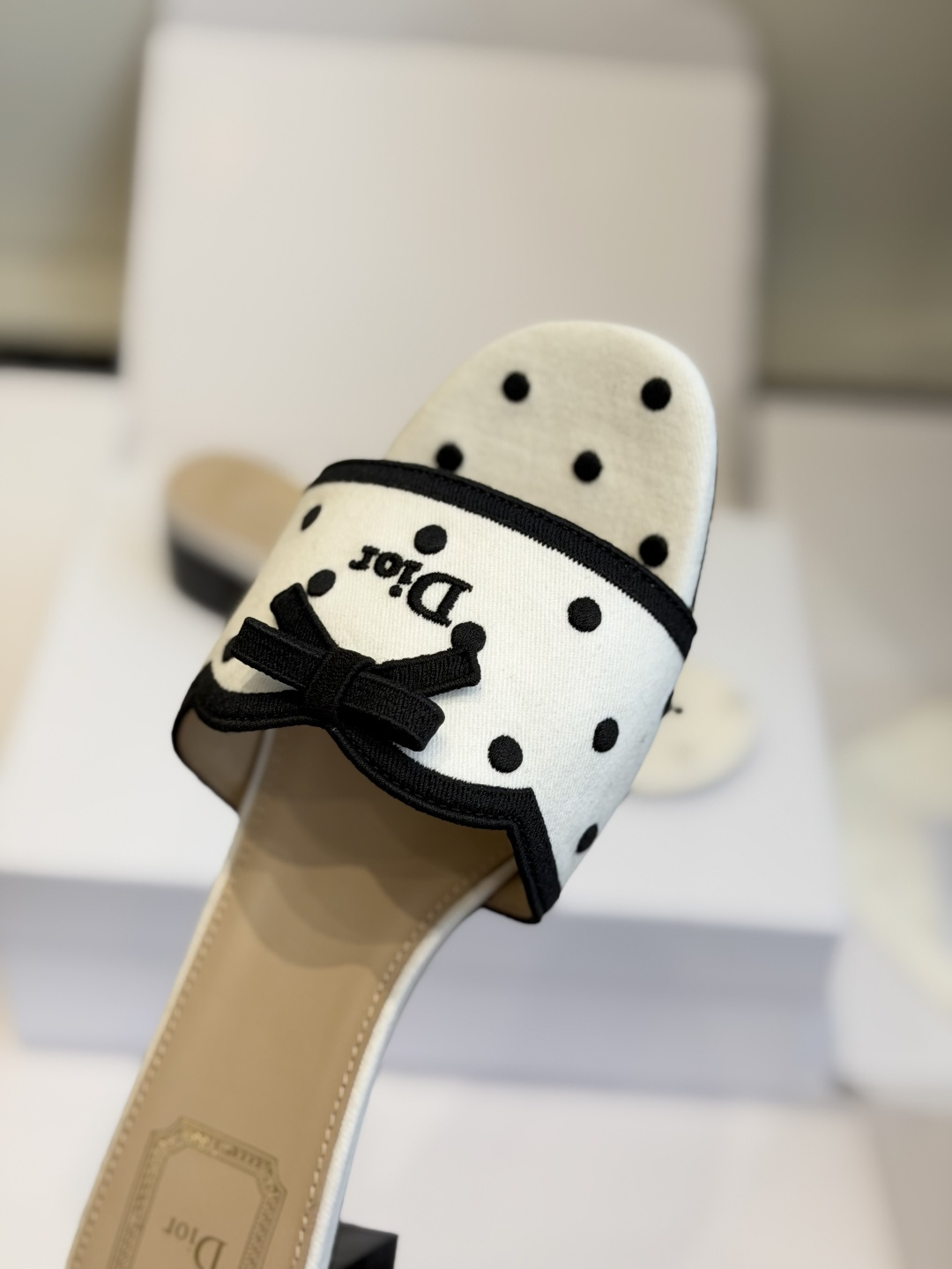 东莞代购级 DIOR 迪奥新品编织袋电绣凉拖 休闲度假风 夏日必入搭配单品 面料:立体刺绣 飞织 内里:垫脚羊皮 跟 东莞代购级 DIOR 迪奥新品编织袋电绣凉拖 休闲度假风 夏日必入搭配单品 面料:立体刺绣 飞织 内里:垫脚羊皮 跟