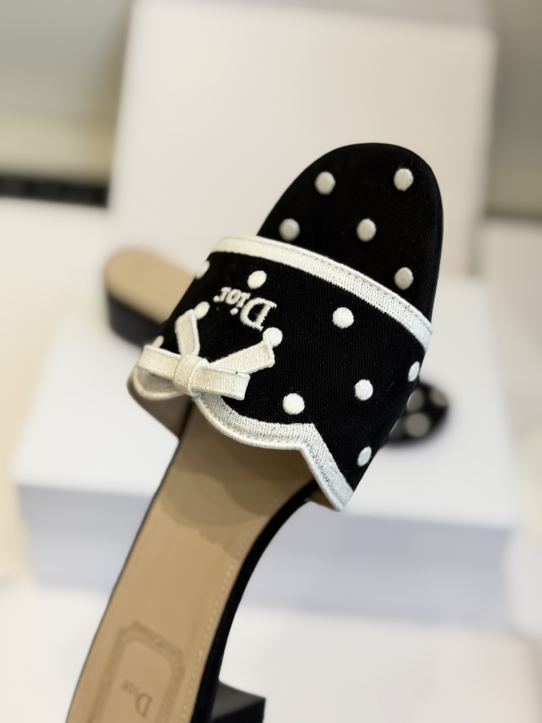 东莞代购级 DIOR 迪奥新品编织袋电绣凉拖 休闲度假风 夏日必入搭配单品 面料:立体刺绣 飞织 内里:垫脚羊皮 跟 东莞代购级 DIOR 迪奥新品编织袋电绣凉拖 休闲度假风 夏日必入搭配单品 面料:立体刺绣 飞织 内里:垫脚羊皮 跟