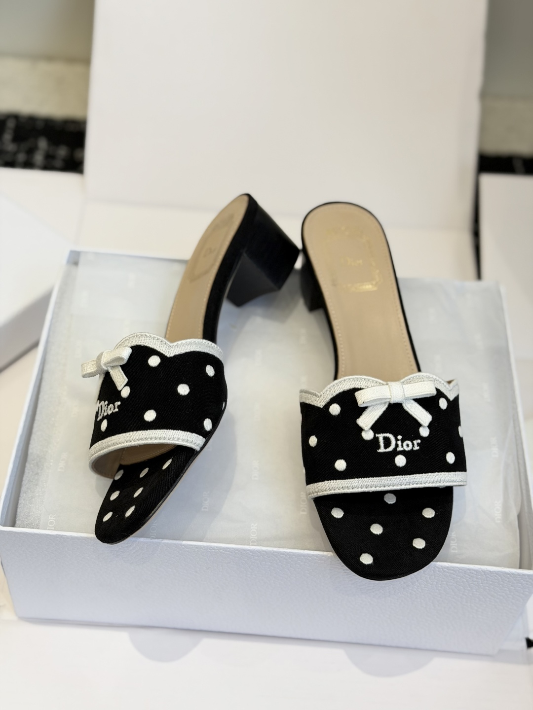 东莞代购级 DIOR 迪奥新品编织袋电绣凉拖 休闲度假风 夏日必入搭配单品 面料:立体刺绣 飞织 内里:垫脚羊皮 跟 东莞代购级 DIOR 迪奥新品编织袋电绣凉拖 休闲度假风 夏日必入搭配单品 面料:立体刺绣 飞织 内里:垫脚羊皮 跟