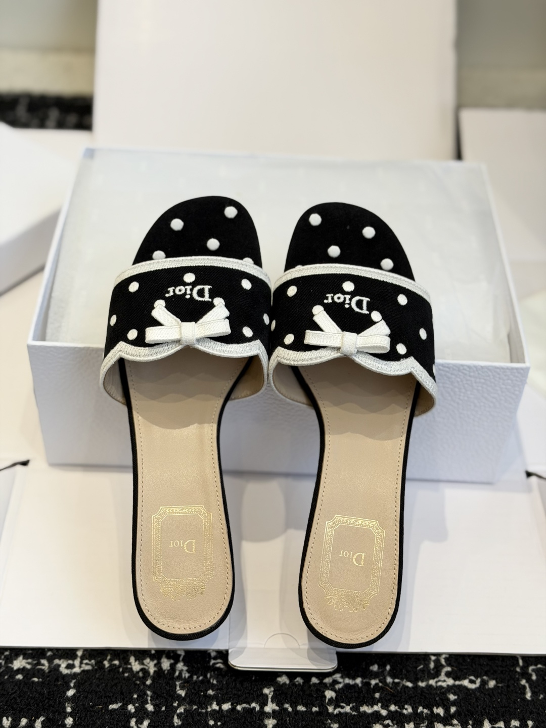 东莞代购级 DIOR 迪奥新品编织袋电绣凉拖 休闲度假风 夏日必入搭配单品 面料:立体刺绣 飞织 内里:垫脚羊皮 跟 东莞代购级 DIOR 迪奥新品编织袋电绣凉拖 休闲度假风 夏日必入搭配单品 面料:立体刺绣 飞织 内里:垫脚羊皮 跟