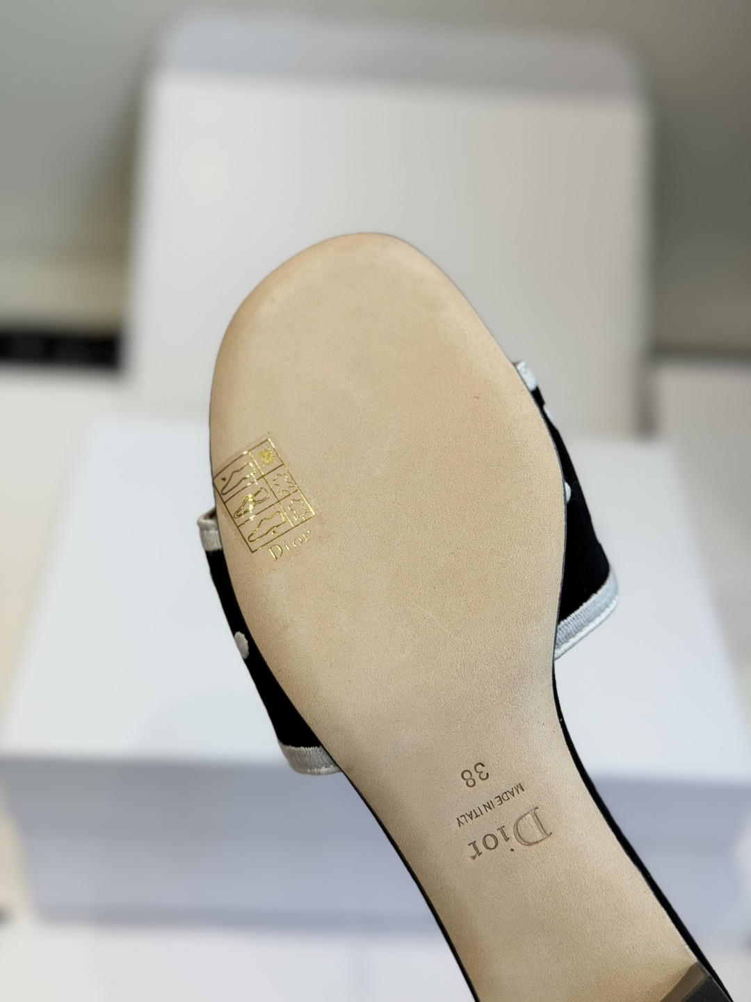 东莞代购级 DIOR 迪奥新品编织袋电绣凉拖 休闲度假风 夏日必入搭配单品 面料:立体刺绣 飞织 内里:垫脚羊皮 跟 东莞代购级 DIOR 迪奥新品编织袋电绣凉拖 休闲度假风 夏日必入搭配单品 面料:立体刺绣 飞织 内里:垫脚羊皮 跟
