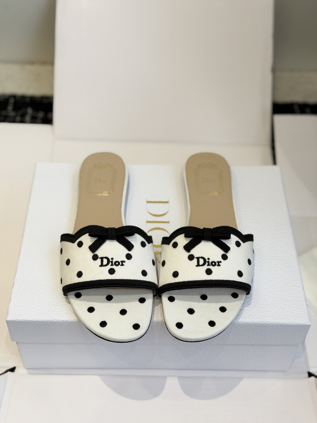 东莞代购级 DIOR 迪奥新品编织袋电绣凉拖  休闲度假风 夏日必入搭配单品  面料：立体刺绣 飞织 内里：垫脚羊皮 跟