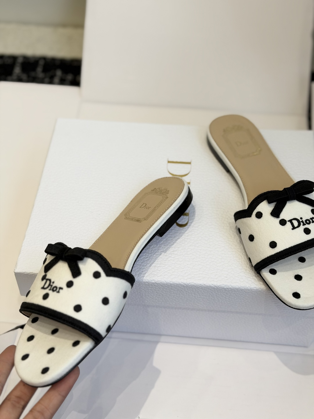 东莞代购级 DIOR 迪奥新品编织袋电绣凉拖 休闲度假风 夏日必入搭配单品 面料:立体刺绣 飞织 内里:垫脚羊皮 跟 东莞代购级 DIOR 迪奥新品编织袋电绣凉拖 休闲度假风 夏日必入搭配单品 面料:立体刺绣 飞织 内里:垫脚羊皮 跟