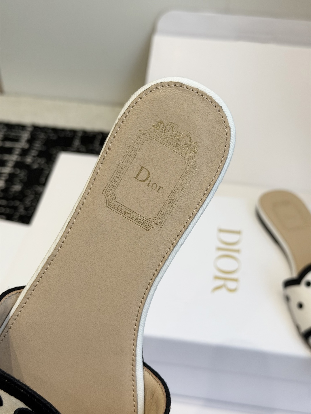 东莞代购级 DIOR 迪奥新品编织袋电绣凉拖 休闲度假风 夏日必入搭配单品 面料:立体刺绣 飞织 内里:垫脚羊皮 跟 东莞代购级 DIOR 迪奥新品编织袋电绣凉拖 休闲度假风 夏日必入搭配单品 面料:立体刺绣 飞织 内里:垫脚羊皮 跟