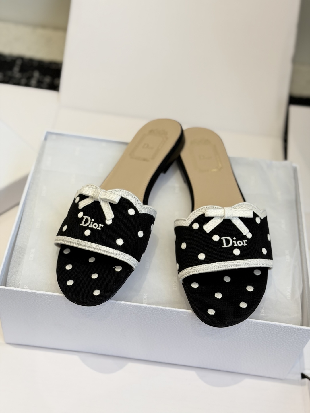 东莞代购级 DIOR 迪奥新品编织袋电绣凉拖 休闲度假风 夏日必入搭配单品 面料:立体刺绣 飞织 内里:垫脚羊皮 跟 东莞代购级 DIOR 迪奥新品编织袋电绣凉拖 休闲度假风 夏日必入搭配单品 面料:立体刺绣 飞织 内里:垫脚羊皮 跟