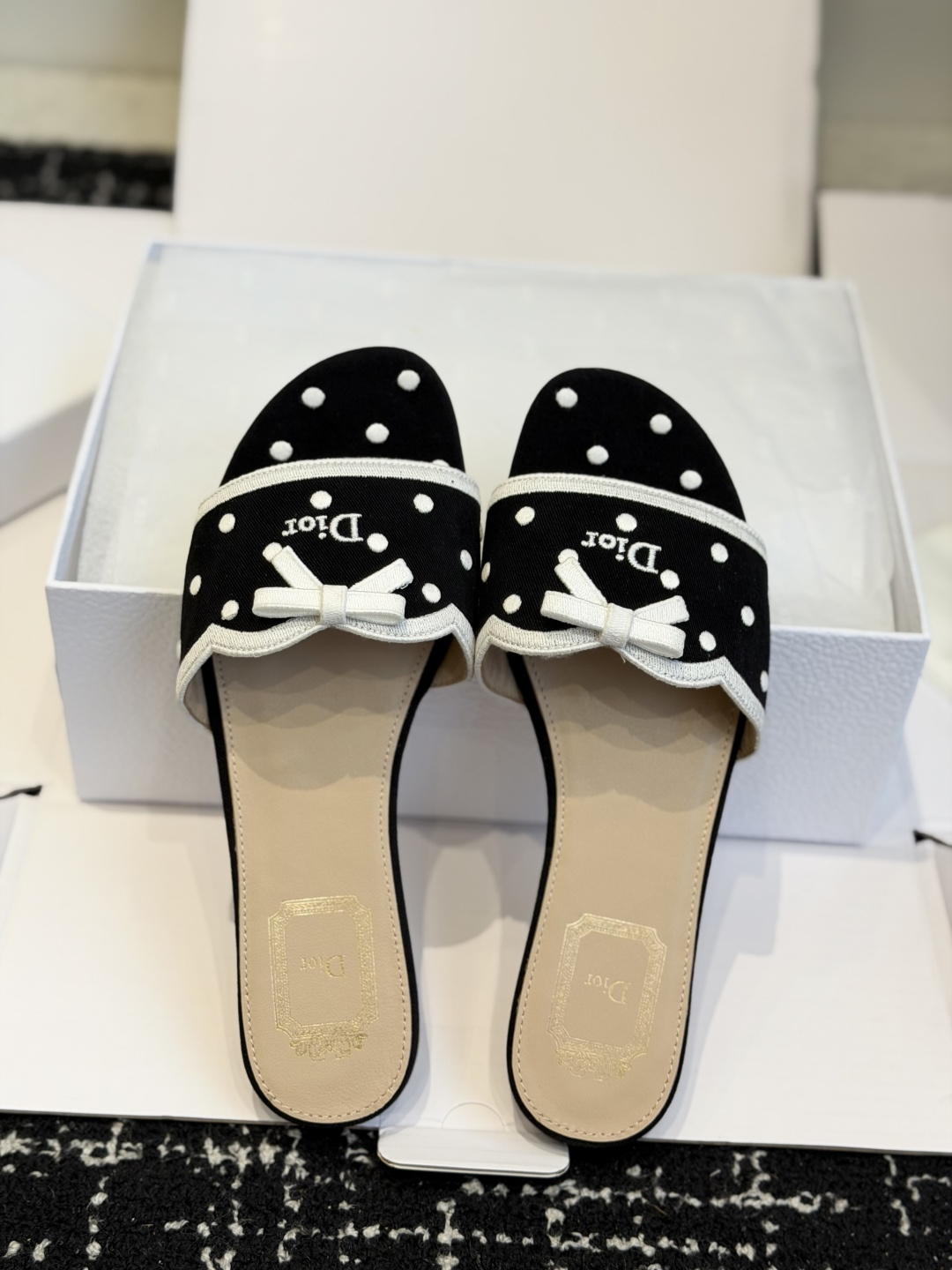 东莞代购级 DIOR 迪奥新品编织袋电绣凉拖 休闲度假风 夏日必入搭配单品 面料:立体刺绣 飞织 内里:垫脚羊皮 跟 东莞代购级 DIOR 迪奥新品编织袋电绣凉拖 休闲度假风 夏日必入搭配单品 面料:立体刺绣 飞织 内里:垫脚羊皮 跟