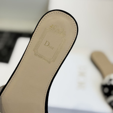东莞代购级 DIOR 迪奥新品编织袋电绣凉拖 休闲度假风 夏日必入搭配单品 面料:立体刺绣 飞织 内里:垫脚羊皮 跟 东莞代购级 DIOR 迪奥新品编织袋电绣凉拖 休闲度假风 夏日必入搭配单品 面料:立体刺绣 飞织 内里:垫脚羊皮 跟