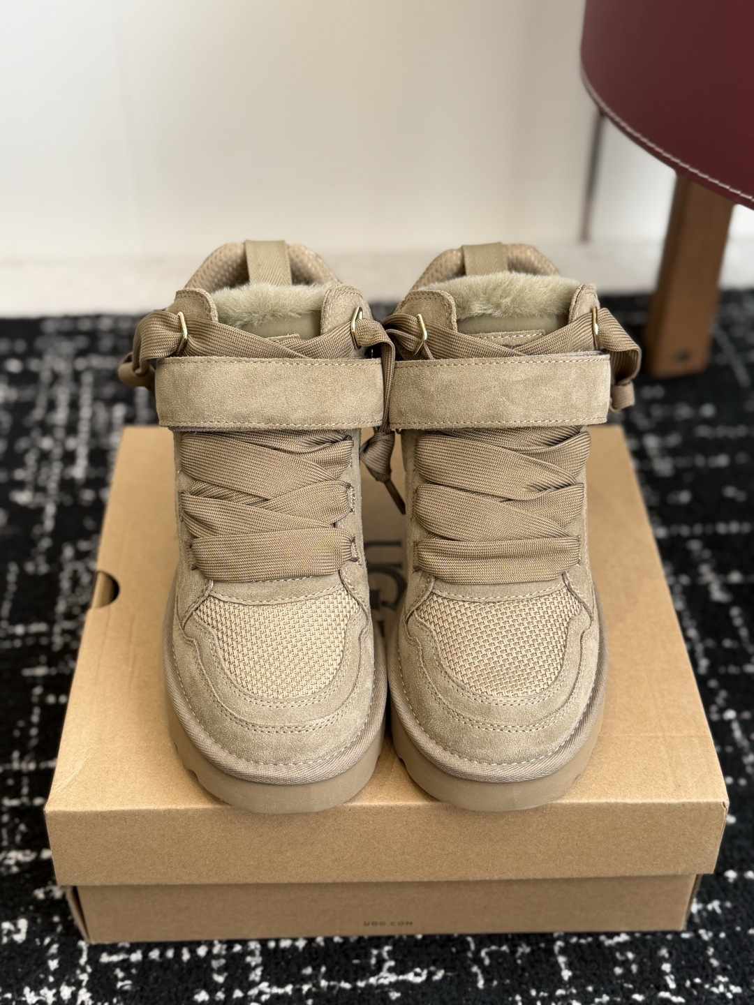 东莞代购级 UGG梅尔坡跟高帮女生羊毛休闲鞋 雪地靴  面料：牛剖层革+织物鞋面 内里：进口澳洲羊毛内里 魔术贴厚底新款